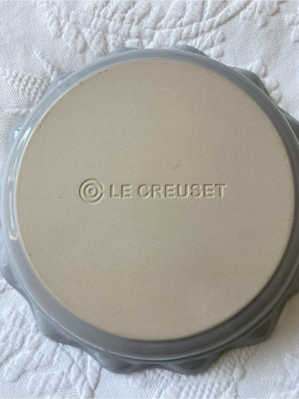 Le Creuset Oyster Gray Scalloped Stoneware Pie Dish USED ONCE